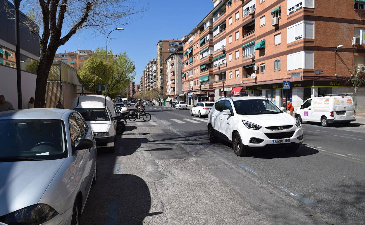 En la calle Palencia se difuminan las líneas y el asfalto está levantado en varios puntos. 
