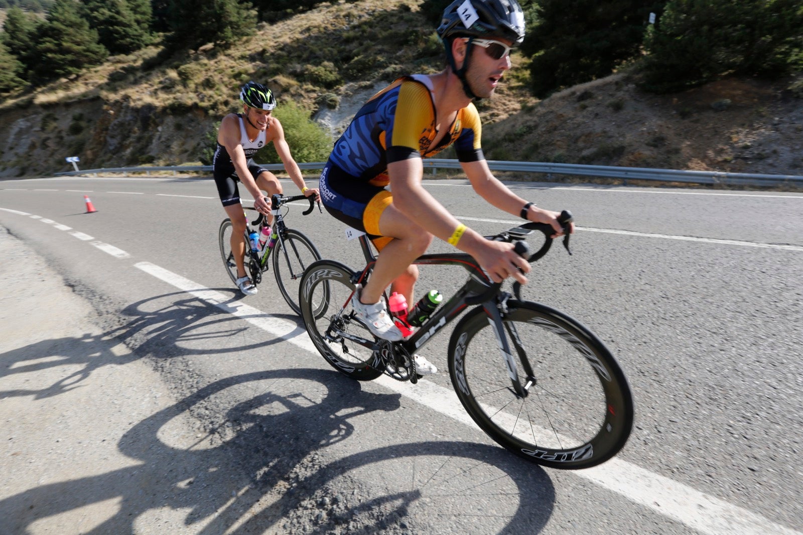 Fotos: Nos metemos e lleno en el espectacular triatlón de Sierra Nevada: así ha sido
