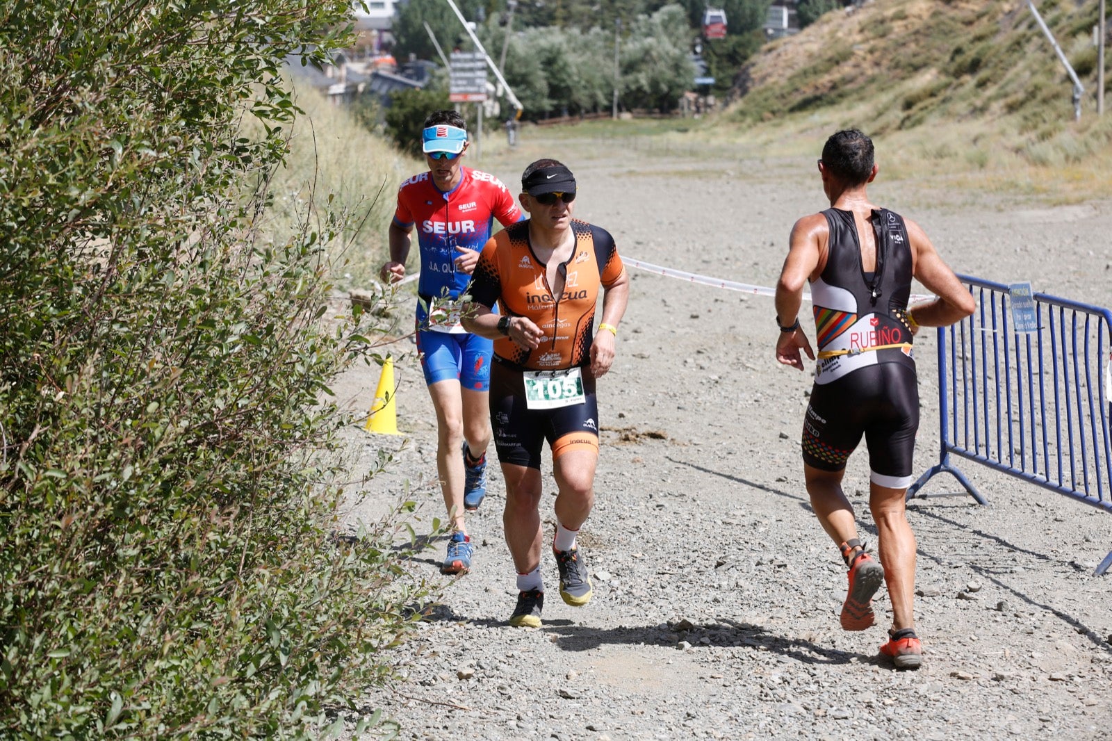 Fotos: Nos metemos e lleno en el espectacular triatlón de Sierra Nevada: así ha sido