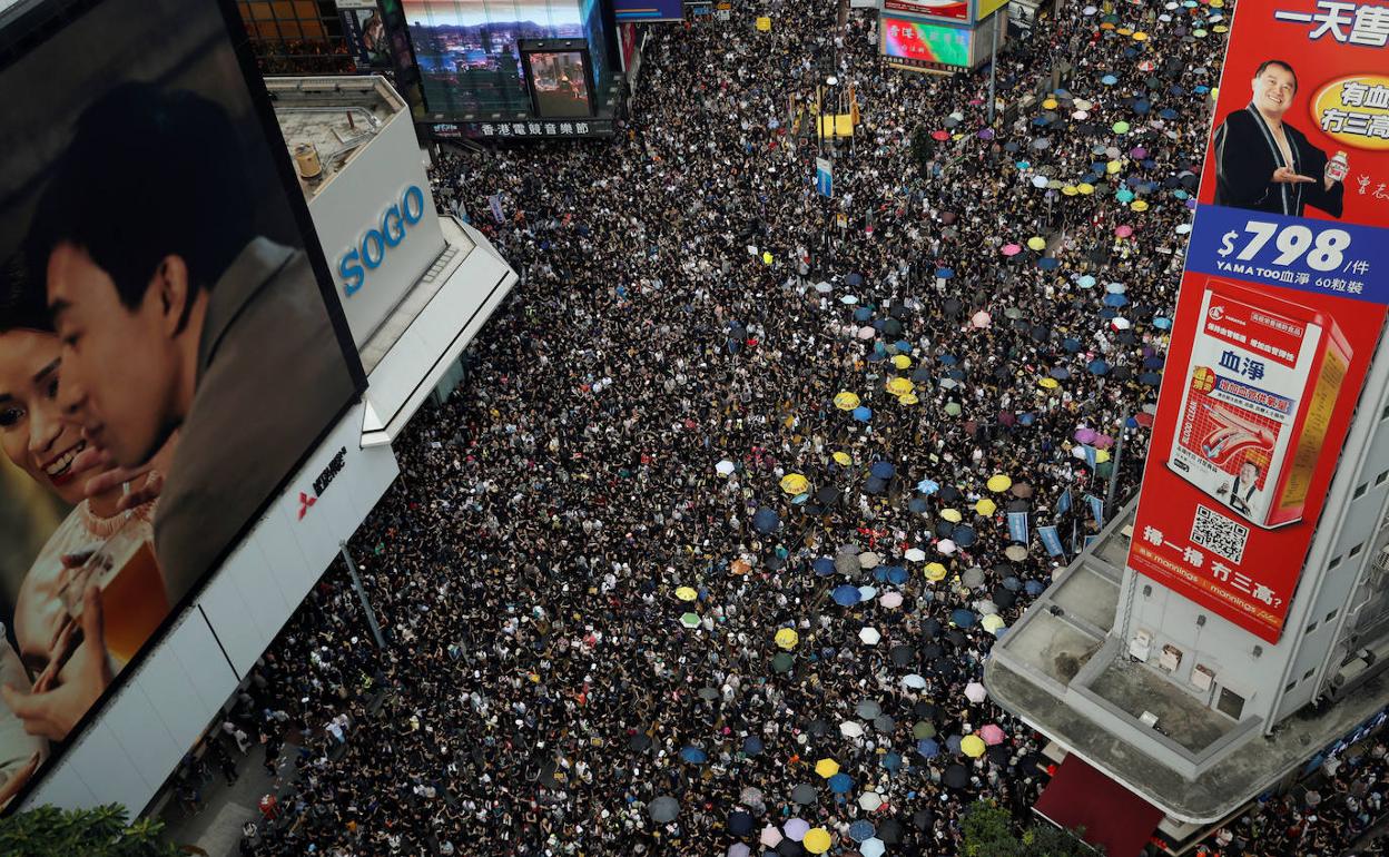Imagen de la multitudinaria manifestación celebrada este domingo en Hong Kong contra la política china de extradiciones.