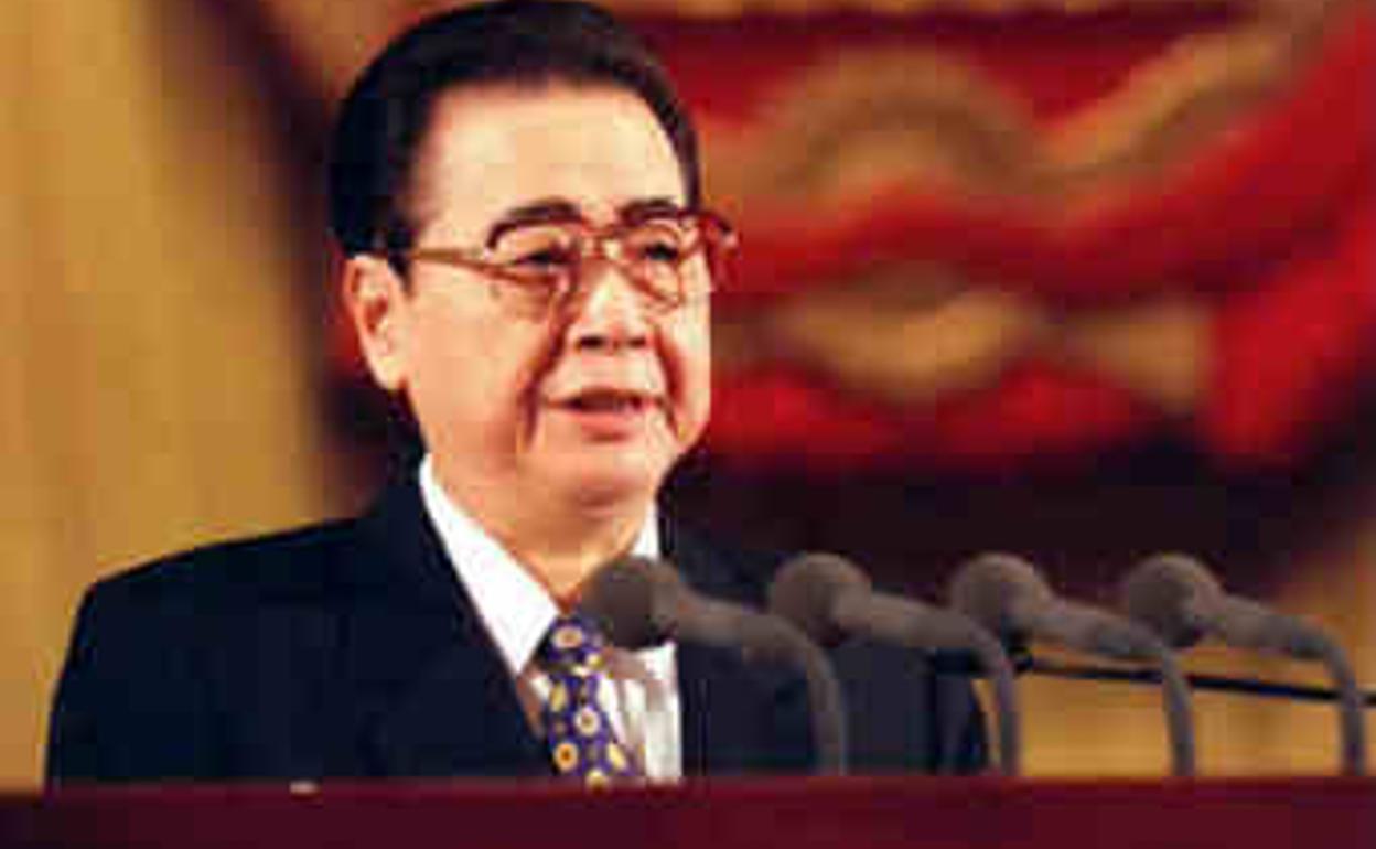 Li Peng, primer ministro chino, pronuncia un discurso en el Parlamento Chino. 