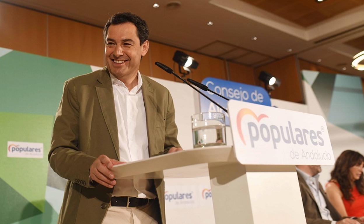 Juanma Moreno, durante su intervención en el Consejo de Alcaldes en Córdoba.