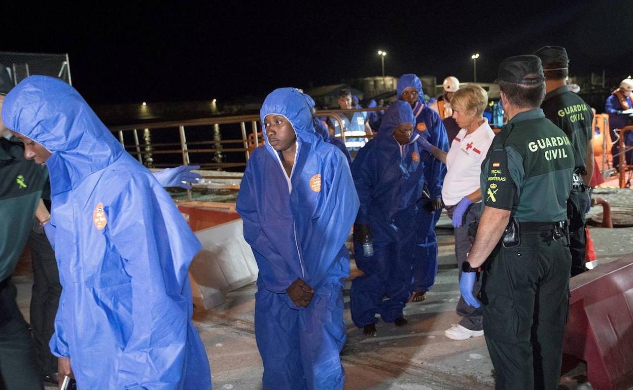 Algunos de los inmigrantes rescatados en la madrugada del lunes al martes.