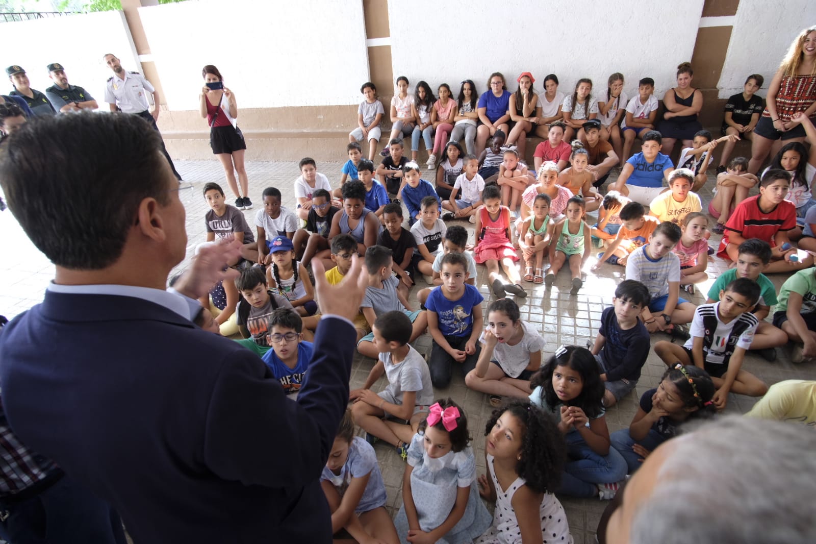 Este proyecto socioeducativo, lúdico y cultural se desarrolla en el colegio Juan Ramón Jiménez. En él los menores disfrutan de actividades culturales, excursiones, piscina, juegos, dinámicas y otras propuestas orientadas al disfrute y bienestar en los días de verano, y al desarrollo de sus habilidades y de valores cívicos y sociales.