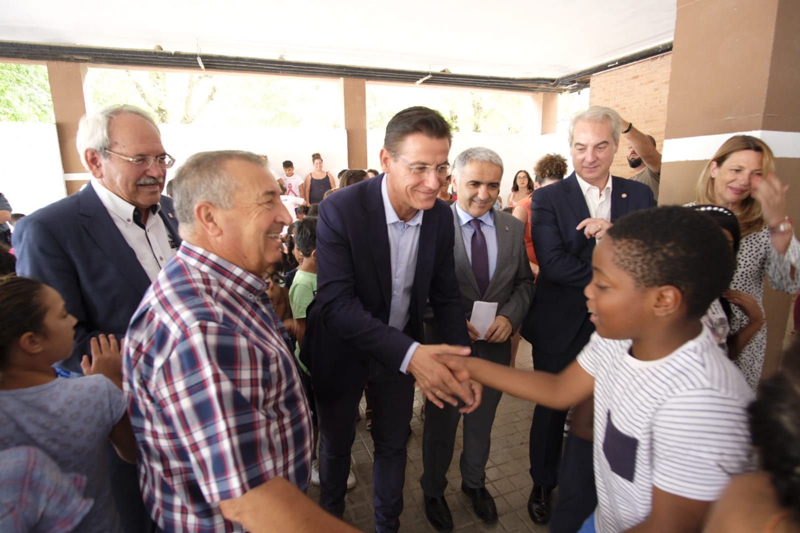 Este proyecto socioeducativo, lúdico y cultural se desarrolla en el colegio Juan Ramón Jiménez. En él los menores disfrutan de actividades culturales, excursiones, piscina, juegos, dinámicas y otras propuestas orientadas al disfrute y bienestar en los días de verano, y al desarrollo de sus habilidades y de valores cívicos y sociales.