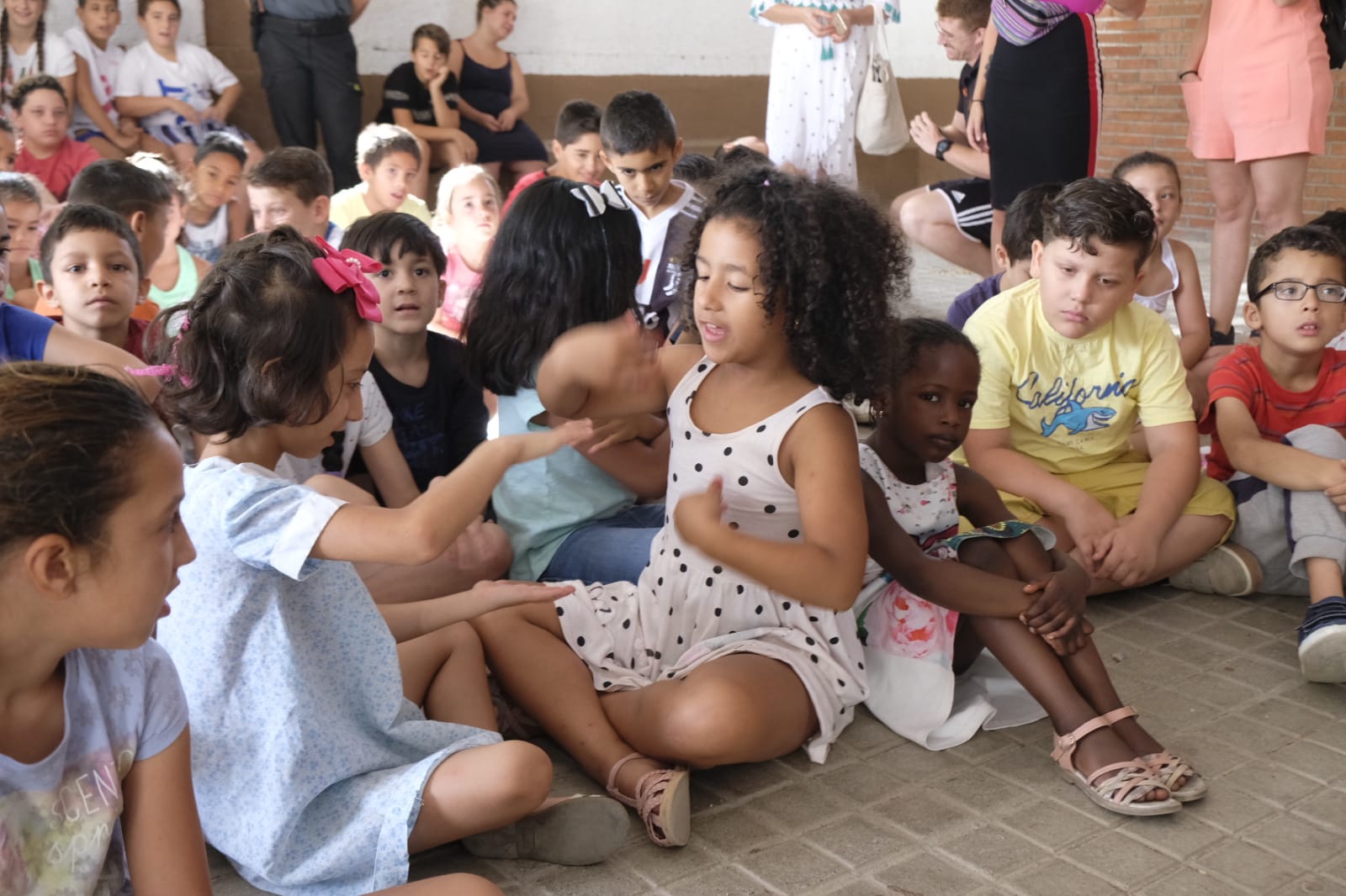 Este proyecto socioeducativo, lúdico y cultural se desarrolla en el colegio Juan Ramón Jiménez. En él los menores disfrutan de actividades culturales, excursiones, piscina, juegos, dinámicas y otras propuestas orientadas al disfrute y bienestar en los días de verano, y al desarrollo de sus habilidades y de valores cívicos y sociales.