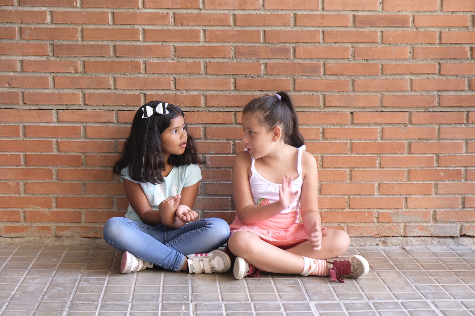 Este proyecto socioeducativo, lúdico y cultural se desarrolla en el colegio Juan Ramón Jiménez. En él los menores disfrutan de actividades culturales, excursiones, piscina, juegos, dinámicas y otras propuestas orientadas al disfrute y bienestar en los días de verano, y al desarrollo de sus habilidades y de valores cívicos y sociales.