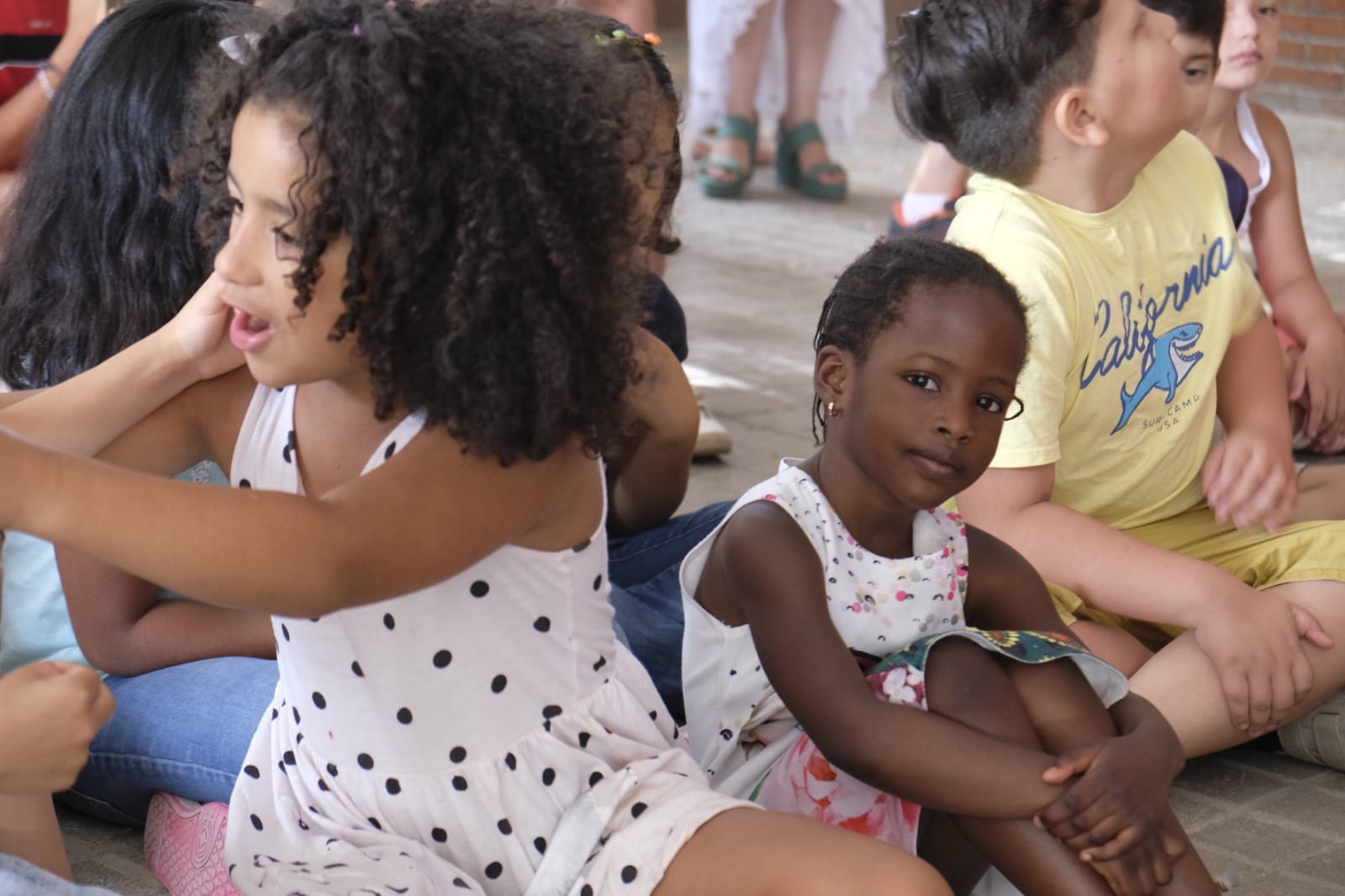 Este proyecto socioeducativo, lúdico y cultural se desarrolla en el colegio Juan Ramón Jiménez. En él los menores disfrutan de actividades culturales, excursiones, piscina, juegos, dinámicas y otras propuestas orientadas al disfrute y bienestar en los días de verano, y al desarrollo de sus habilidades y de valores cívicos y sociales.