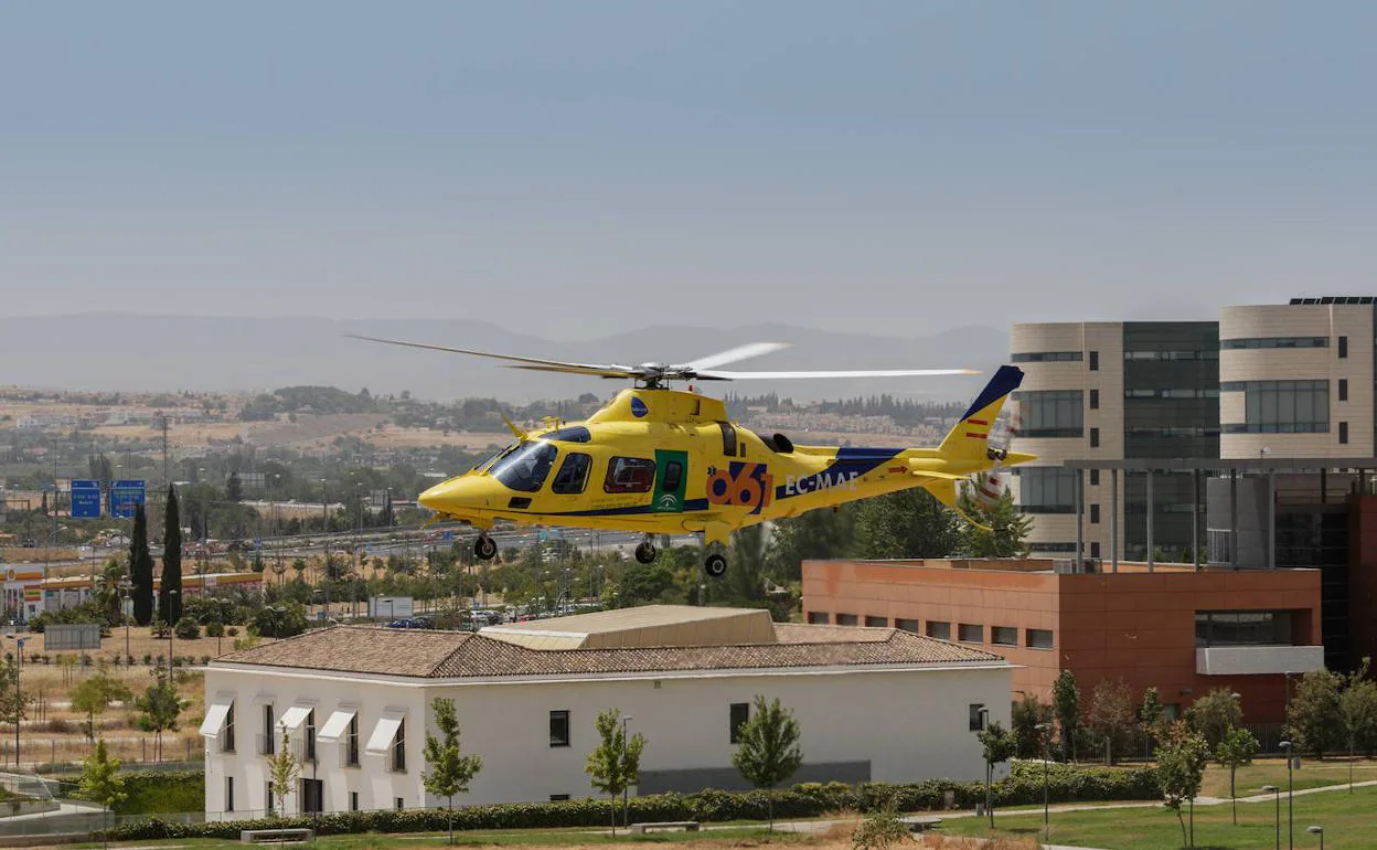Un helicóptero se aproxima a los terrenos de Medicina a mediodía del lunes; al fondo, el hospital del PTS.