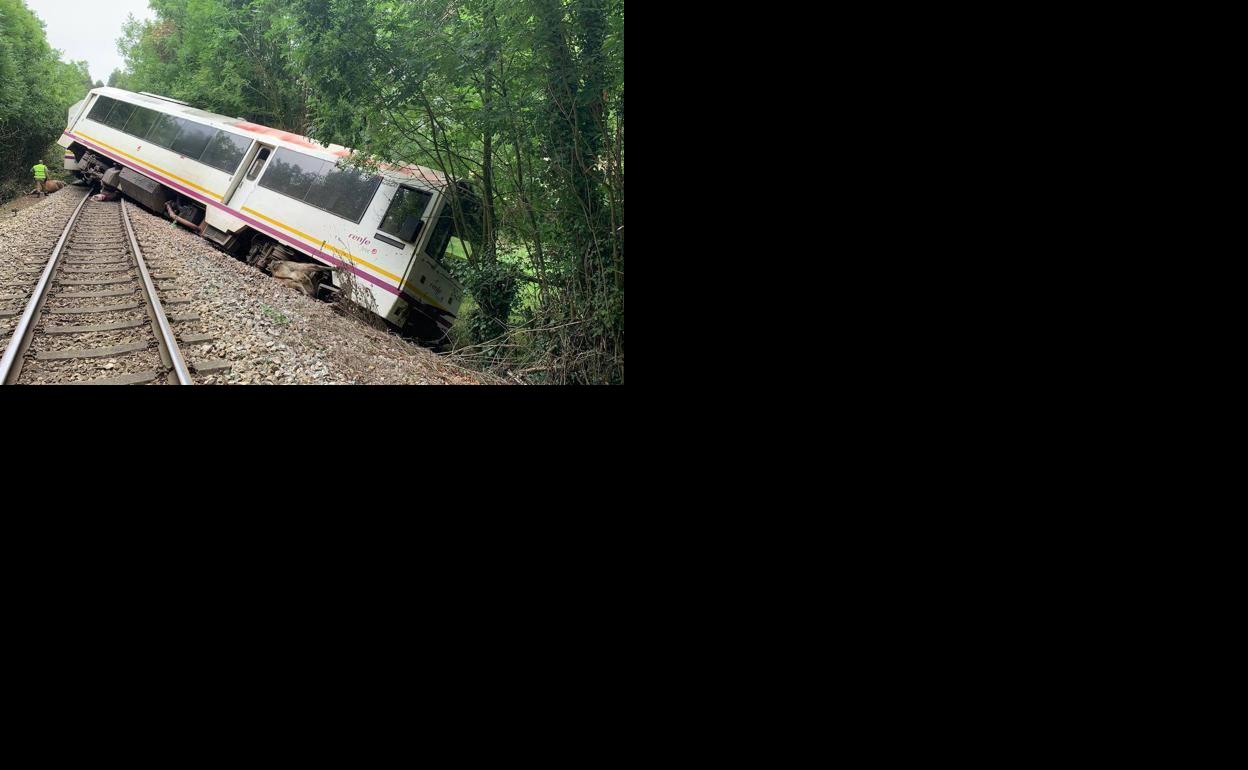 Imagen del tren que descarriló esta mañana entre Celorio y Poo.