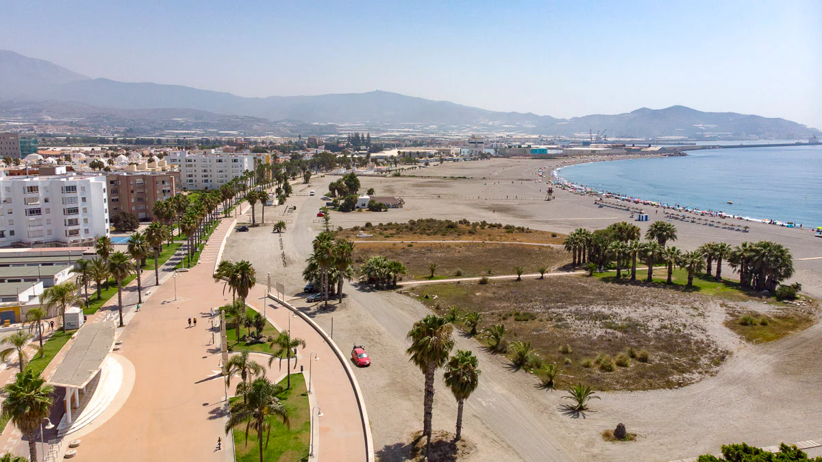 La playa de Poniente tiene un espacio de unos 30 metros en el que no hay nada y el Ayuntamiento quiere aprovechar