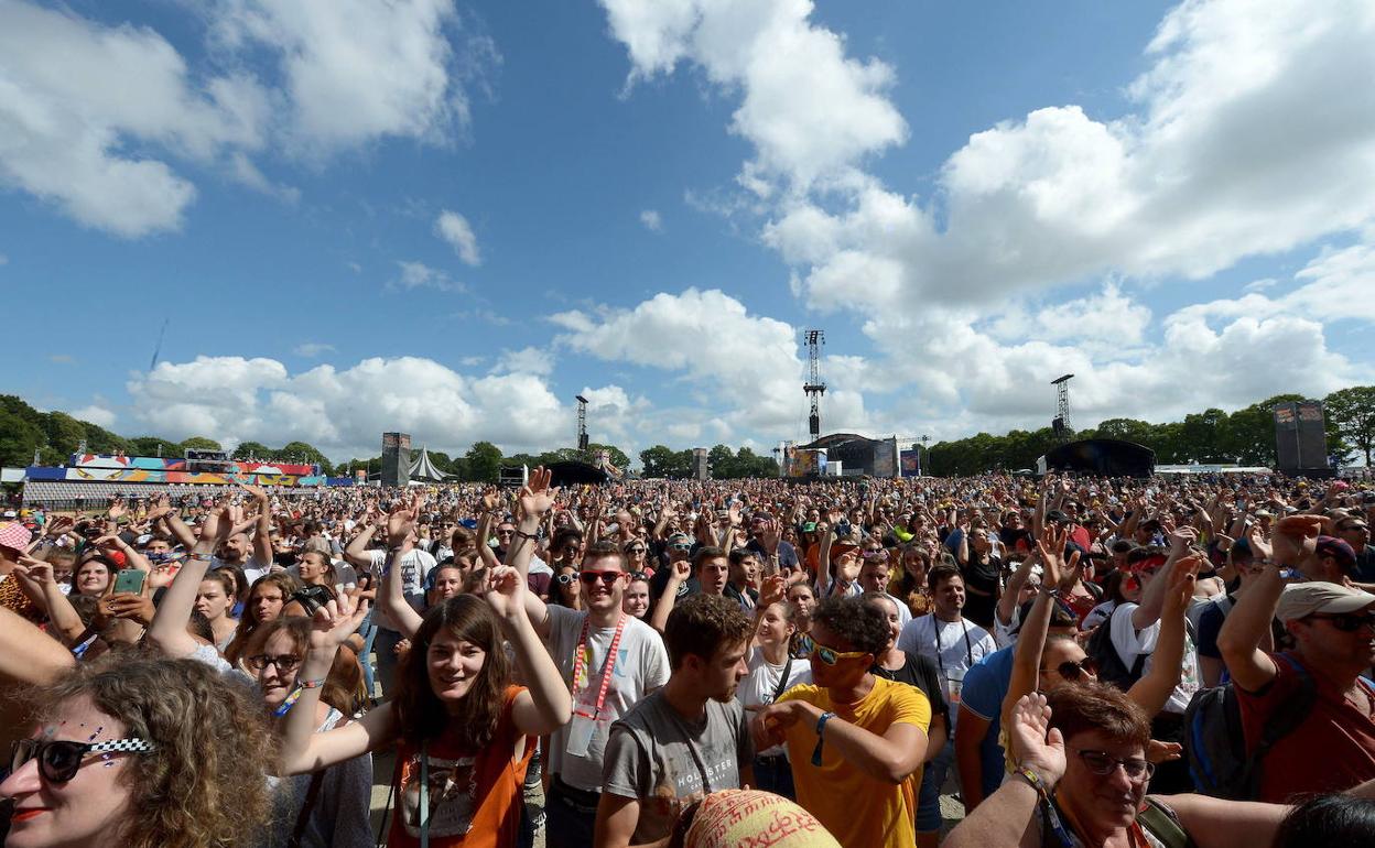 Centenares de personas en un festival de música