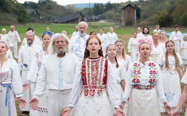 Los inquietantes aldeanos de 'Midsommar'.