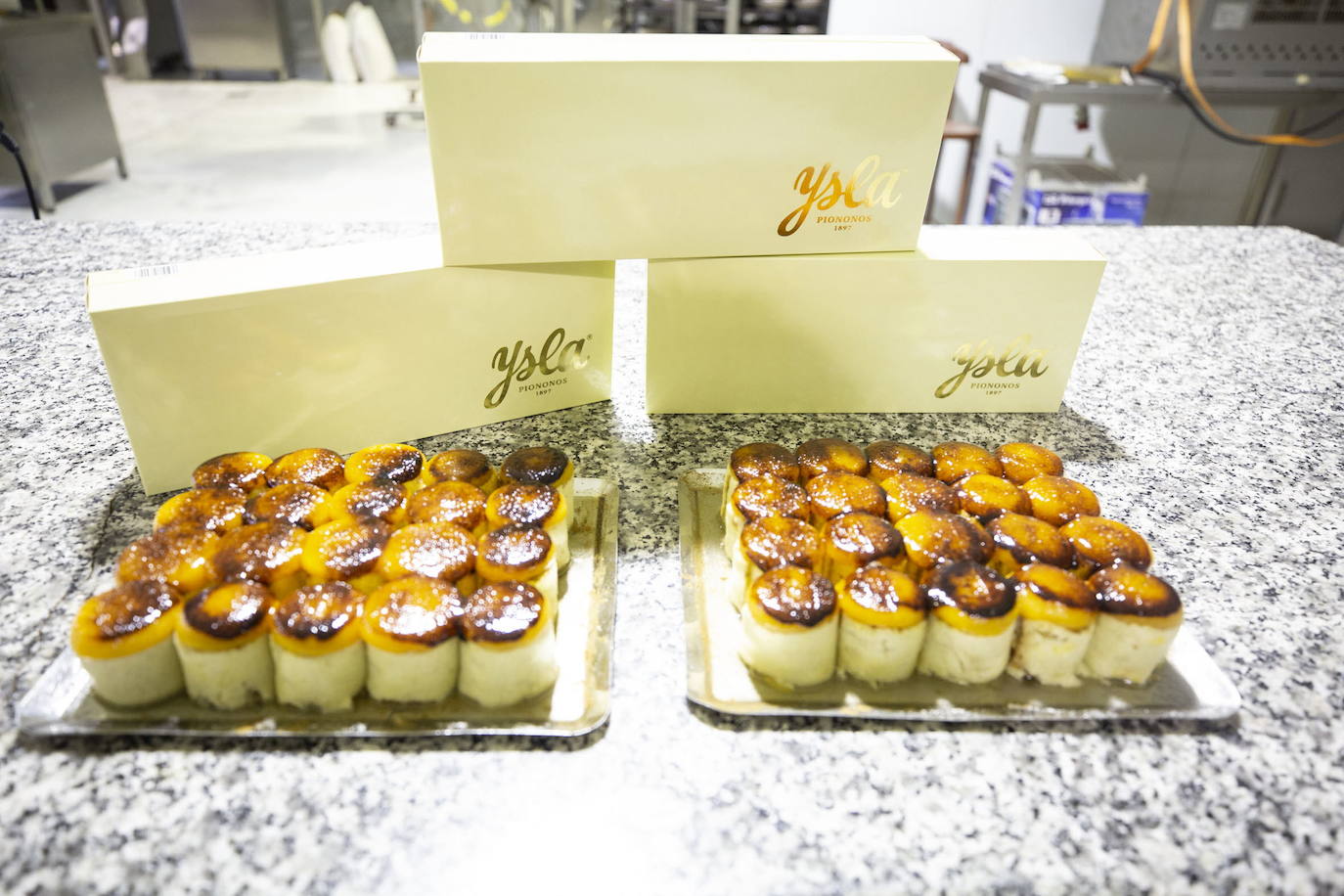 4. Tomarse unos piononos artesanos de Santa Fé. Estos dulces creados por Casa Isla en1897 son uno de los sabores más reconocidos de la gastronomía granadina.