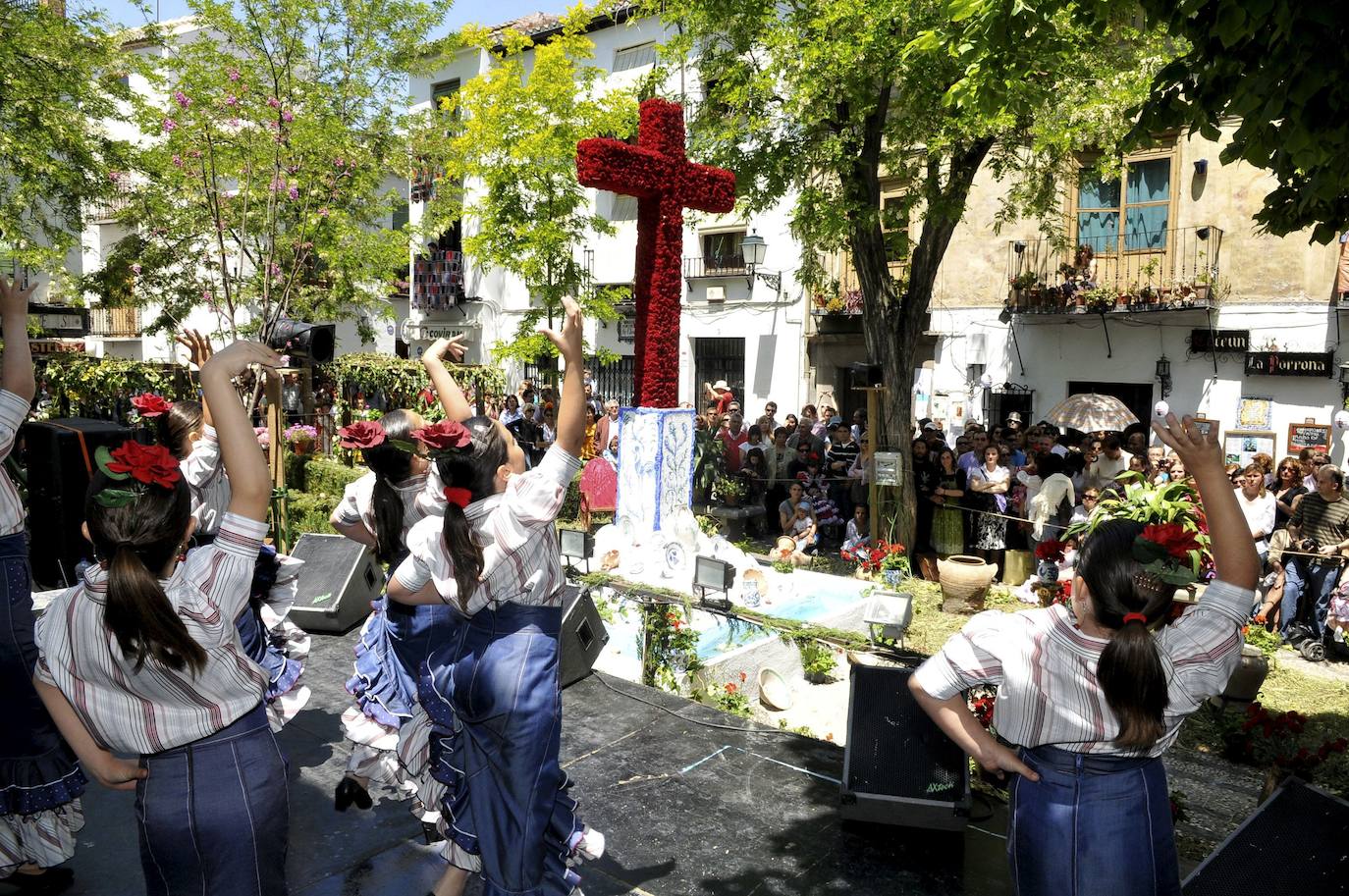 6. Pasear por Granada el Día de la Cruz. El 3 de mayo se celebra esta festividad en la que se pueden ver por toda la ciudad -especialmente por el centro y el Albacín- numerosas cruces decoradas con flores y artesanía típica granadina. 