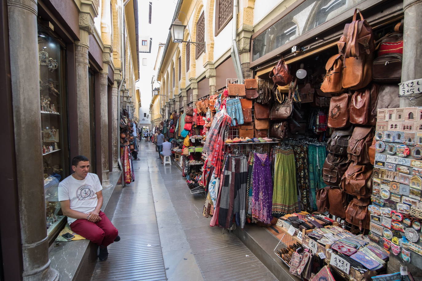 13. Visitar la Alcaicería. Este antiguo zoco o mercado árabe está situado en las inmediaciones de la Catedral de Granada y la Plaza Bib-Rambla. Está lleno de pequeñas tiendas en las que comprar recuerdos o piezas de artesanía granadina.