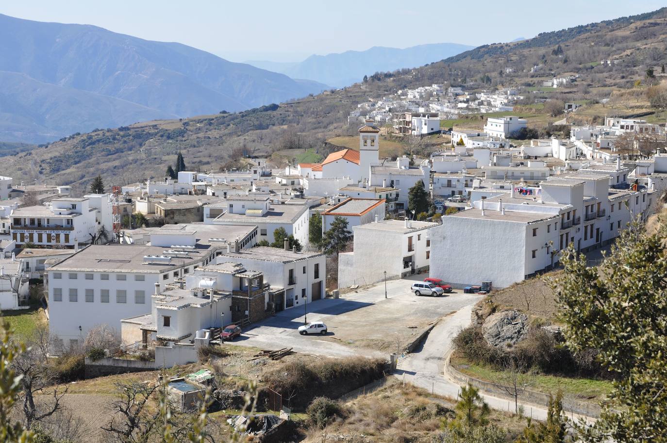 14. Visitar la Comarca de la Alpujarra y almorzar un plato Alpujarreño. Formada por multitud de pequeñas localidades, en ella se puede hacer senderismo, probar el agua de la Fuente Agria (Pórtugos), beber de la Fuente del Vino de Cádiar, visitar a las brujas de Soportújar y, por supuesto, almorzar un buen plato alpujarreño.