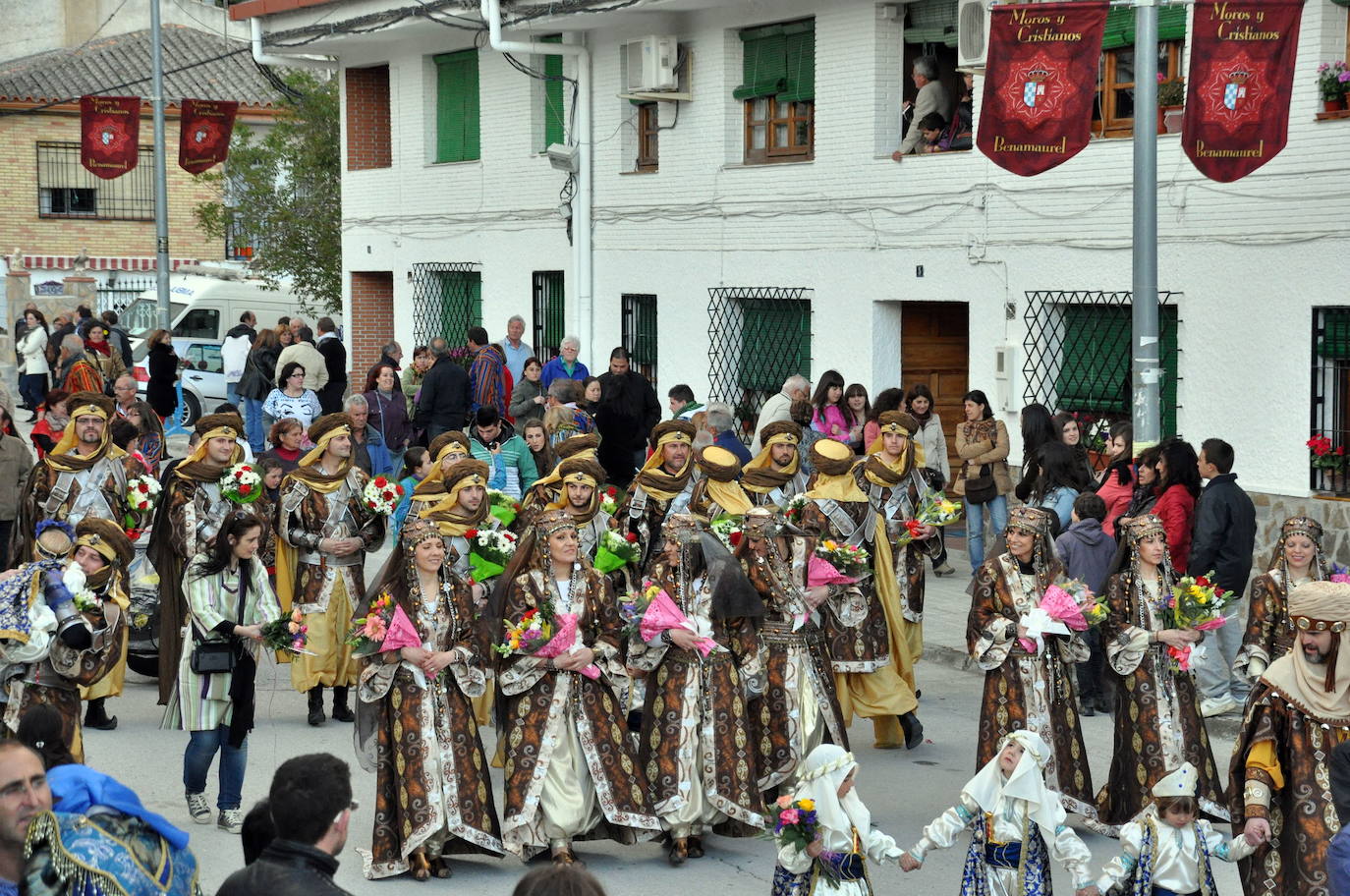 17. Acudir a las Fiestas de Moros y Cristianos de Benamaurel, Cúllar y Zújar en honor a la Virgen de la Cabeza. Han sido declaradas fiestas de Interés Turístico de Andalucía, Patrimonio Inmaterial de Andalucía y Huella del Milenio del Reino de Granada.
