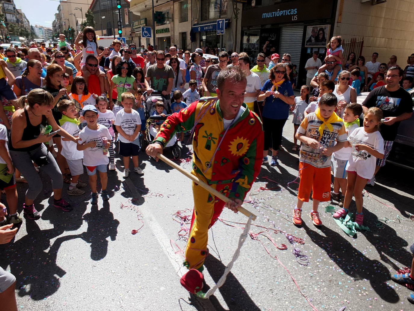 19. Acudir a la fiesta del Cascamorras en Guadix y Baza. En esta festividad Guadix y Baza se disputan simbólicamente la propiedad de una talla de la Virgen de la Piedad. La fiesta comienza el día 6 de septiembre cuando un vecino de Guadix -el Cascamorras- se traslada a Baza para intentar llevarse la talla sin mancharse. Para impedirlo los vecinos de Baza lo persiguen y llenan de tinta. El día 9 de septiembre el Cascamorras regresa a Guadix sin conseguir su propósito.