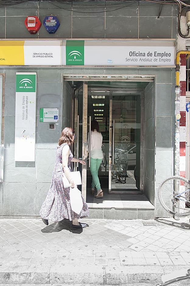 Personas acceden a una oficina del SAE en una imagen de archivo.