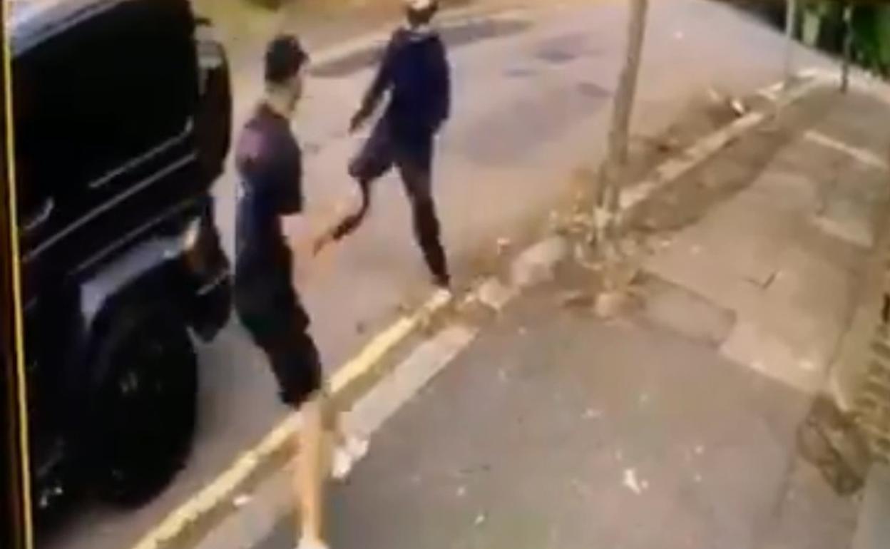 El vídeo del intento de robo a Ozil y la contundente reacción de Kolasinac