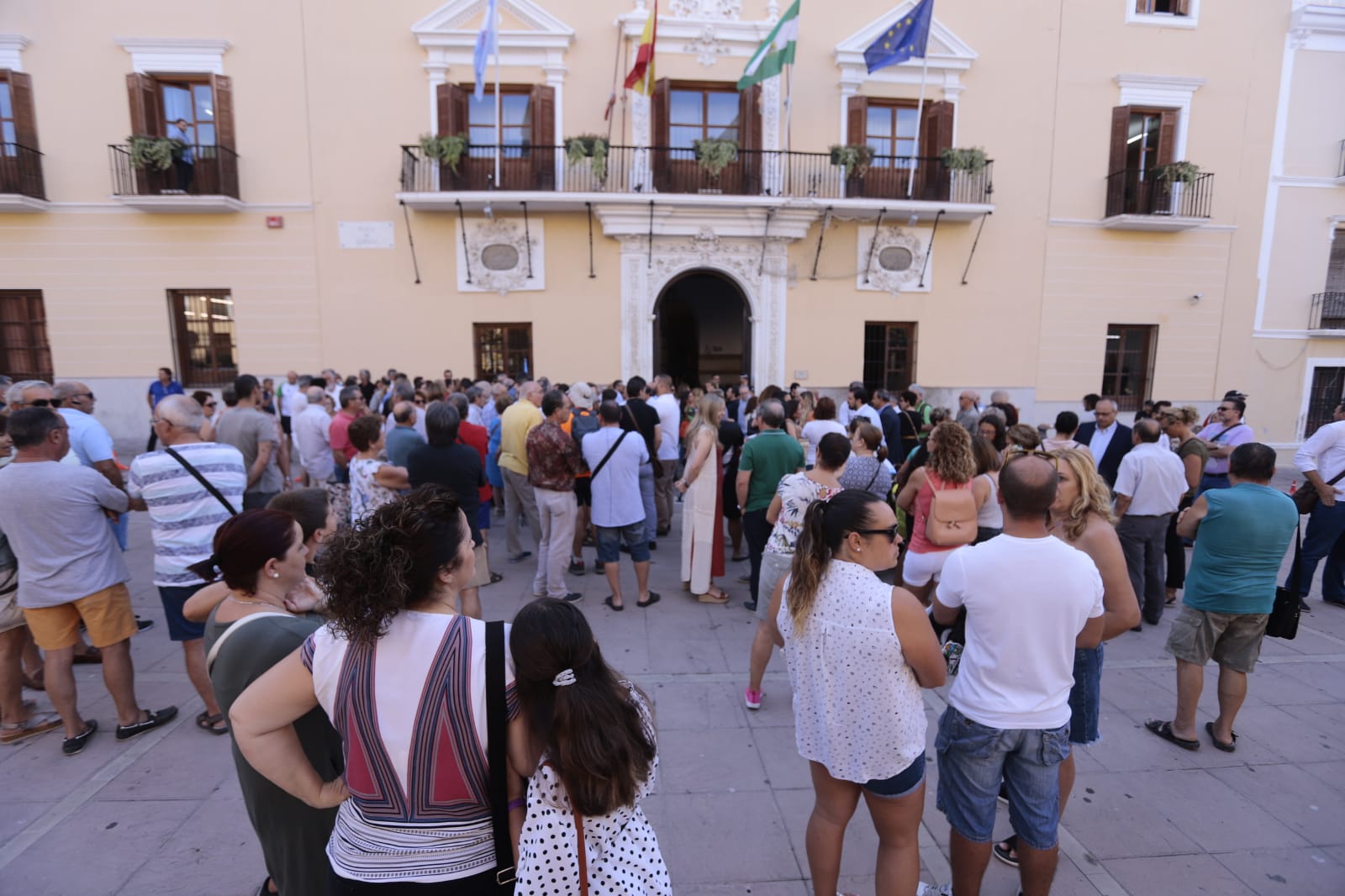 Fotos: Motrileños y visitantes se plantan contra la prohibición de aparcar en la arena