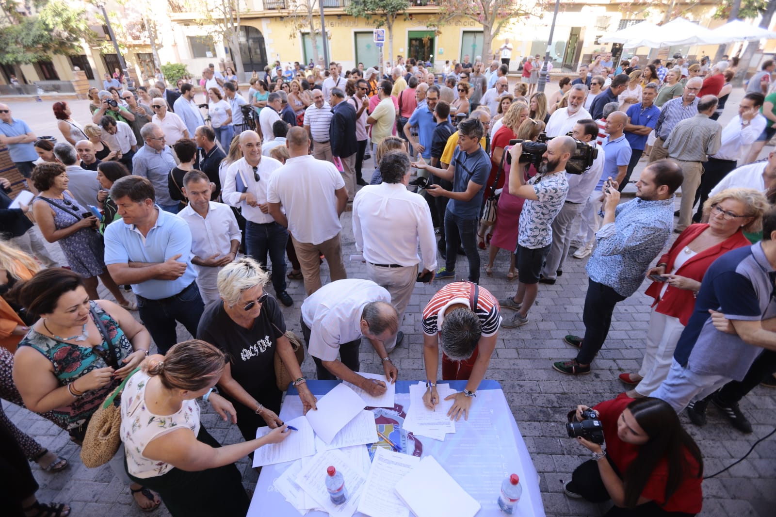 Fotos: Motrileños y visitantes se plantan contra la prohibición de aparcar en la arena