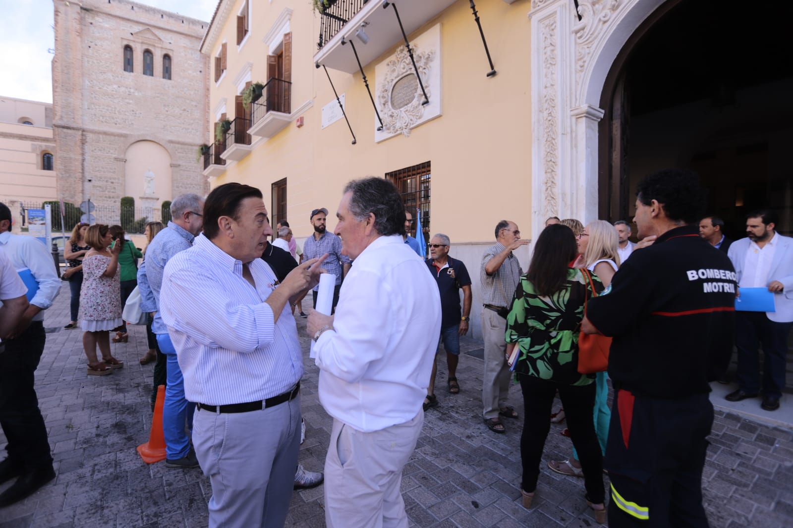 Fotos: Motrileños y visitantes se plantan contra la prohibición de aparcar en la arena