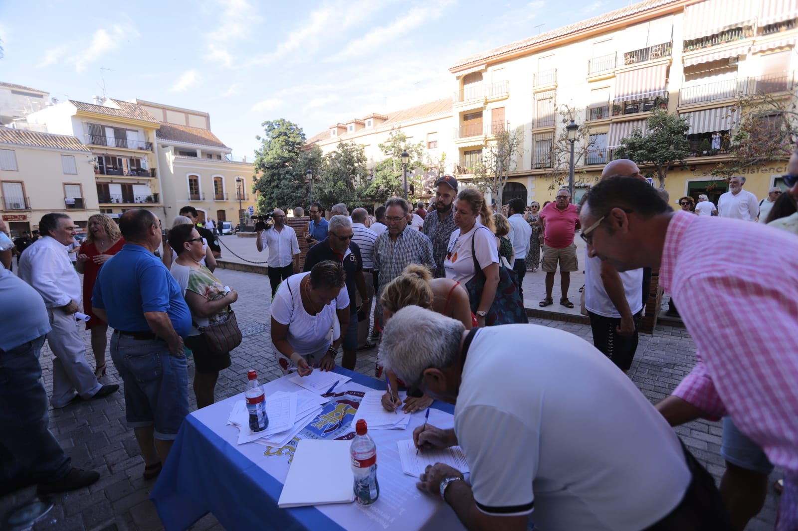 Fotos: Motrileños y visitantes se plantan contra la prohibición de aparcar en la arena