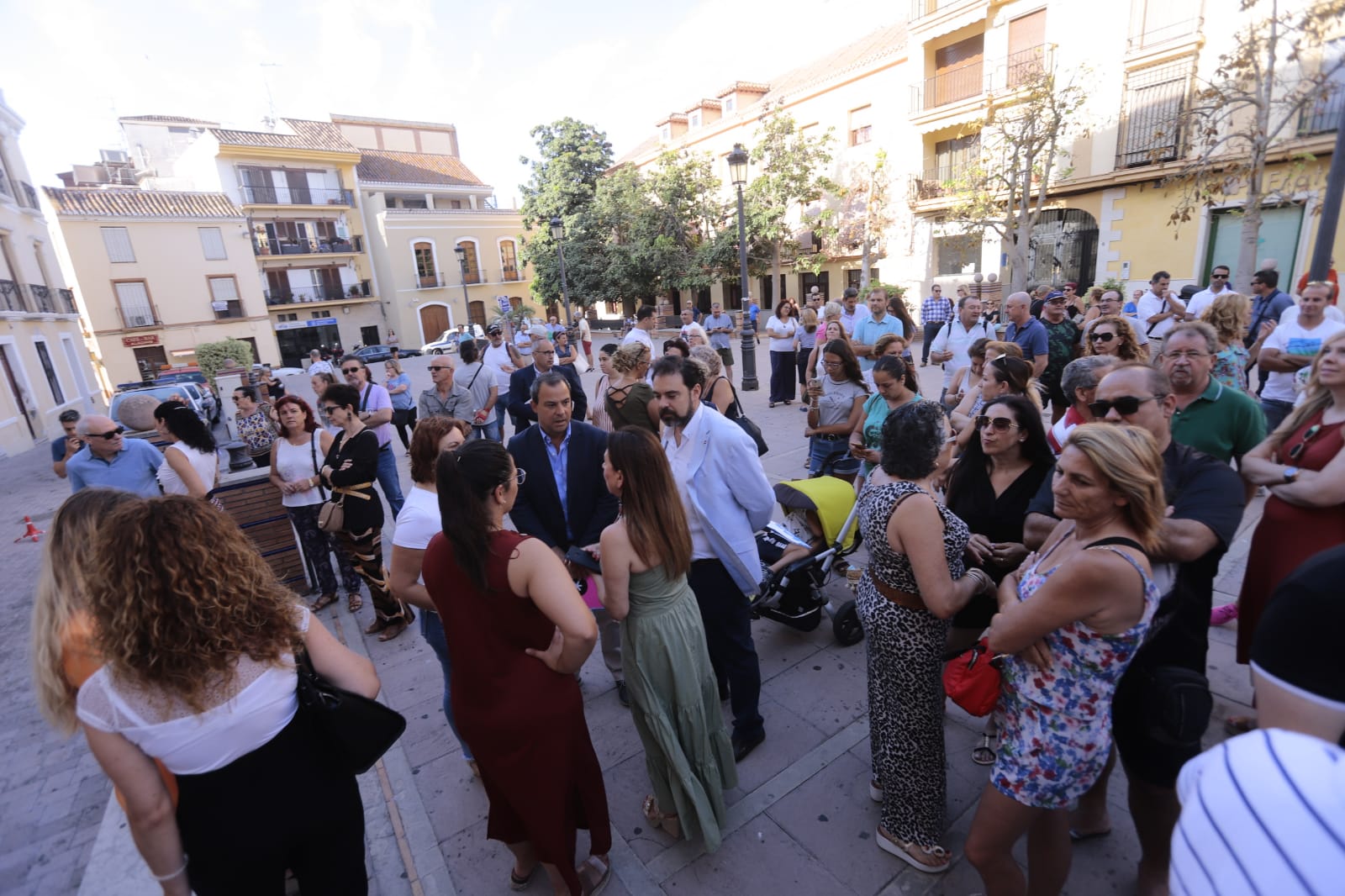 Fotos: Motrileños y visitantes se plantan contra la prohibición de aparcar en la arena