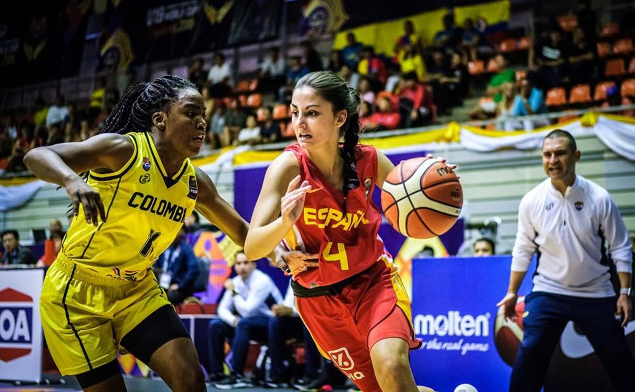 Mamen Blanco (d), durante el Mundial u19 