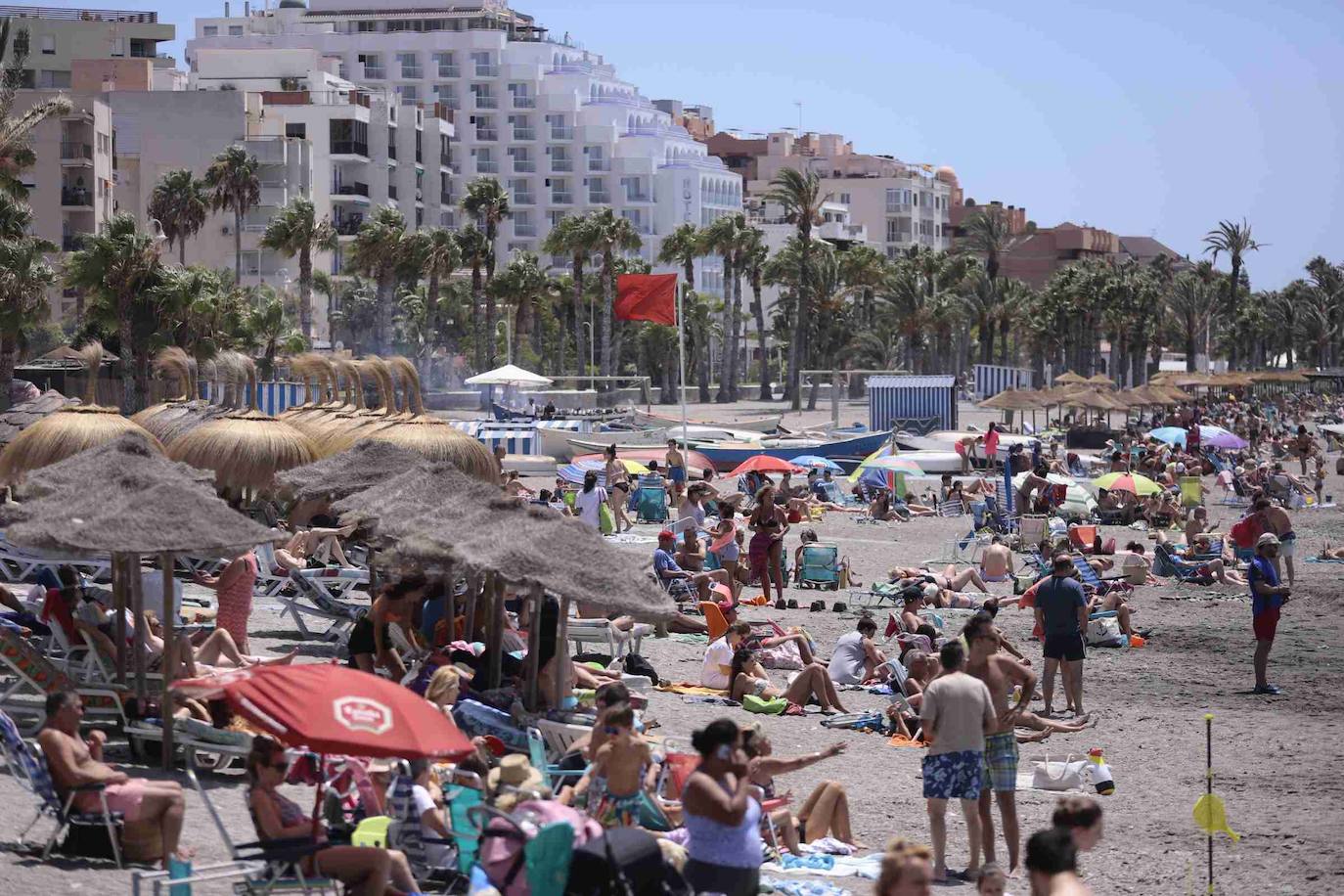 Poniente regresa y hace de las suyas en la Costa. Reaparece el escalón de arena en Playa Granada y las principales playas izan la bandera roja