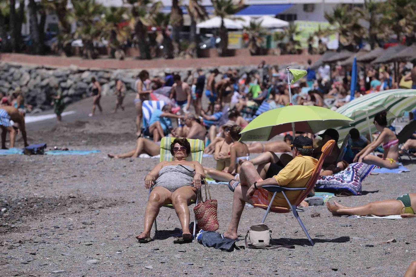 Poniente regresa y hace de las suyas en la Costa. Reaparece el escalón de arena en Playa Granada y las principales playas izan la bandera roja