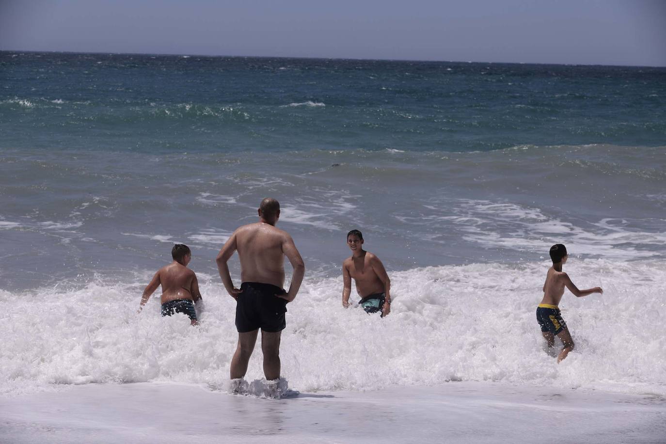 Poniente regresa y hace de las suyas en la Costa. Reaparece el escalón de arena en Playa Granada y las principales playas izan la bandera roja