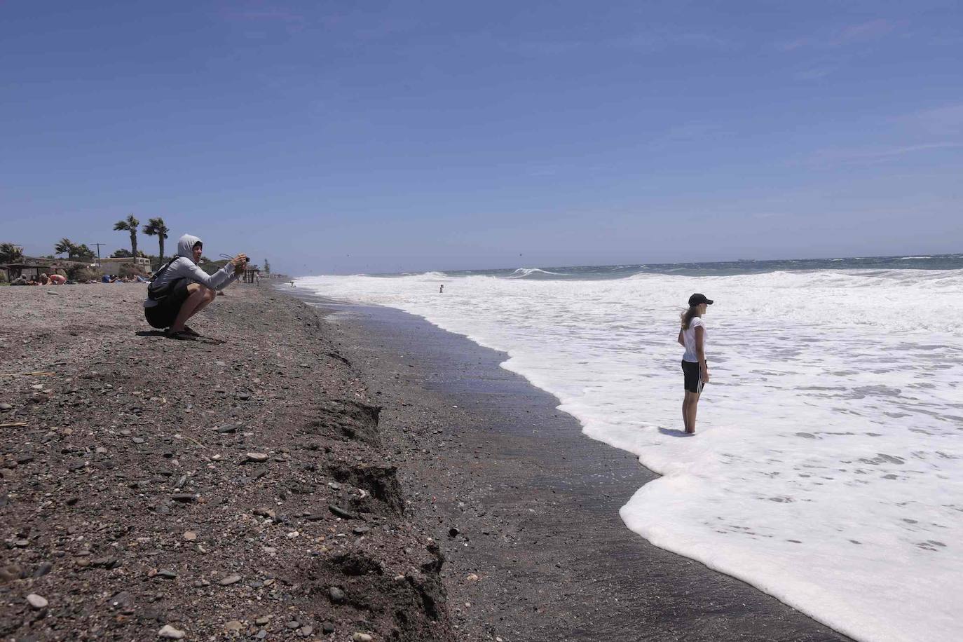 Poniente regresa y hace de las suyas en la Costa. Reaparece el escalón de arena en Playa Granada y las principales playas izan la bandera roja