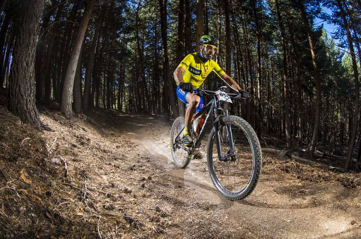 Ciclistas de todas las provincias andaluzas probaron su habilidad con la bicicleta en las curvas, subidas y descensos del circuito de Sierra Nevada