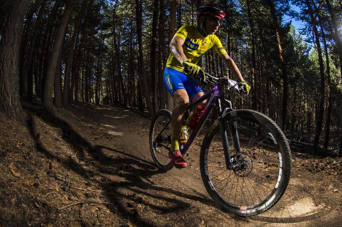 Ciclistas de todas las provincias andaluzas probaron su habilidad con la bicicleta en las curvas, subidas y descensos del circuito de Sierra Nevada