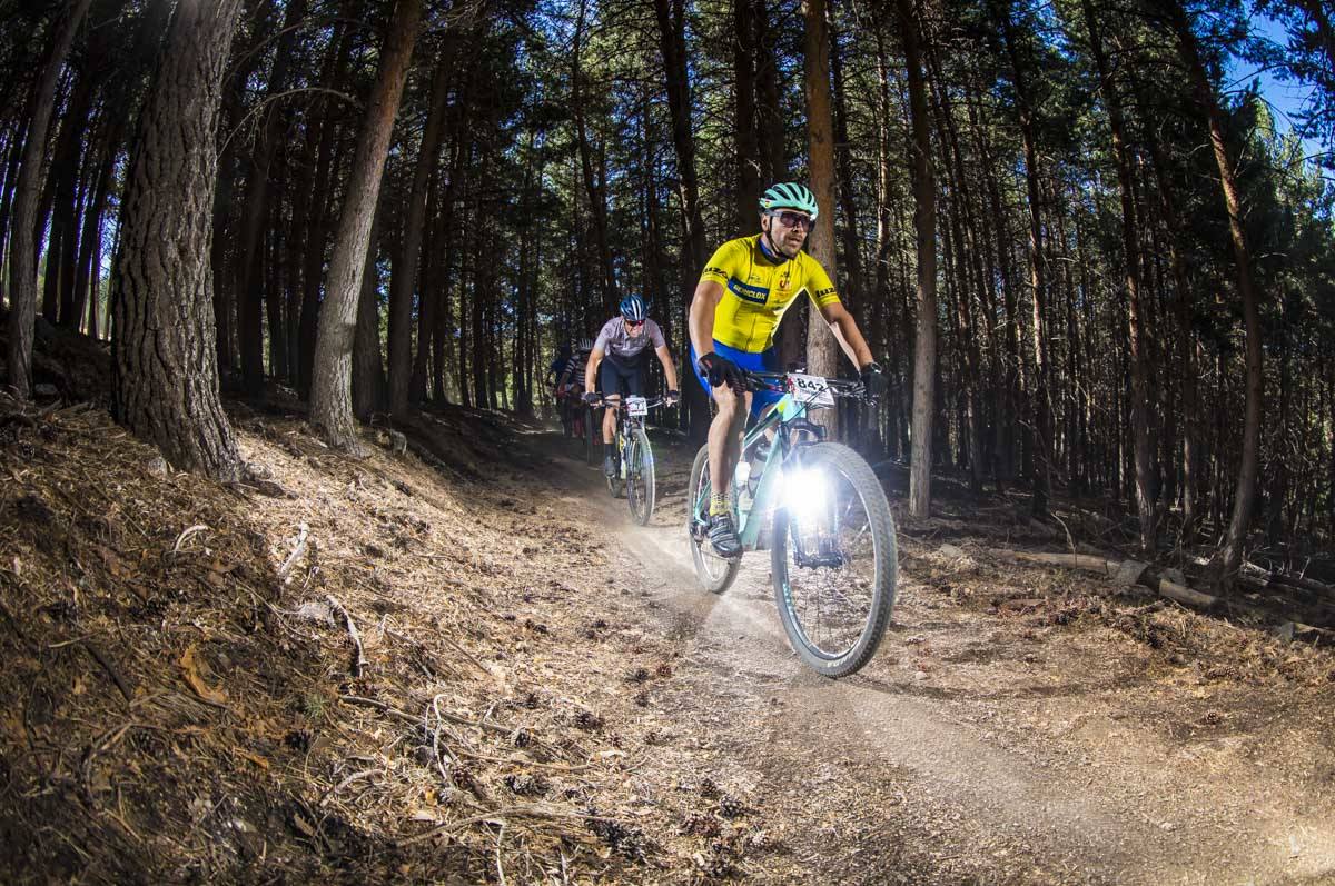 Ciclistas de todas las provincias andaluzas probaron su habilidad con la bicicleta en las curvas, subidas y descensos del circuito de Sierra Nevada