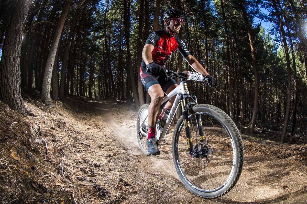 Ciclistas de todas las provincias andaluzas probaron su habilidad con la bicicleta en las curvas, subidas y descensos del circuito de Sierra Nevada