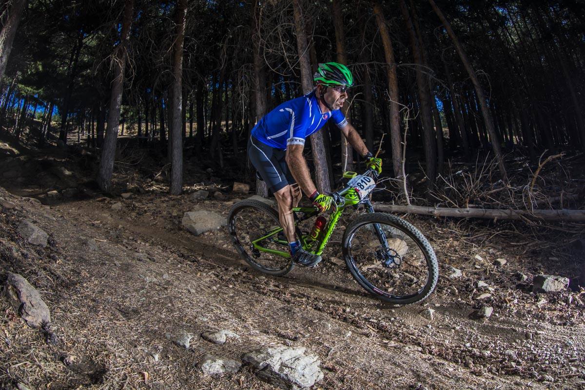 Ciclistas de todas las provincias andaluzas probaron su habilidad con la bicicleta en las curvas, subidas y descensos del circuito de Sierra Nevada