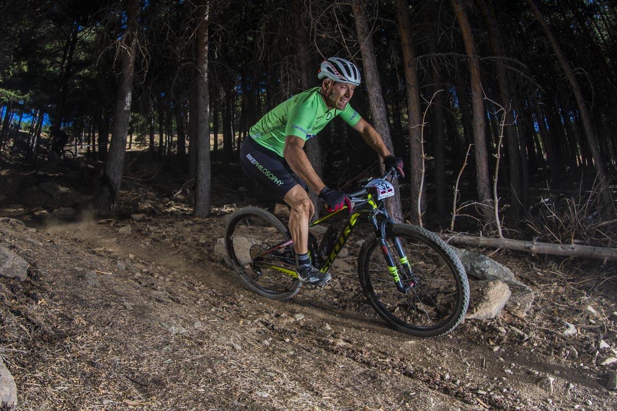 Ciclistas de todas las provincias andaluzas probaron su habilidad con la bicicleta en las curvas, subidas y descensos del circuito de Sierra Nevada