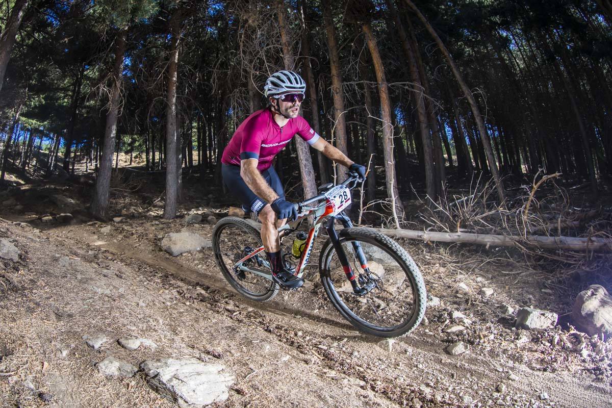 Ciclistas de todas las provincias andaluzas probaron su habilidad con la bicicleta en las curvas, subidas y descensos del circuito de Sierra Nevada