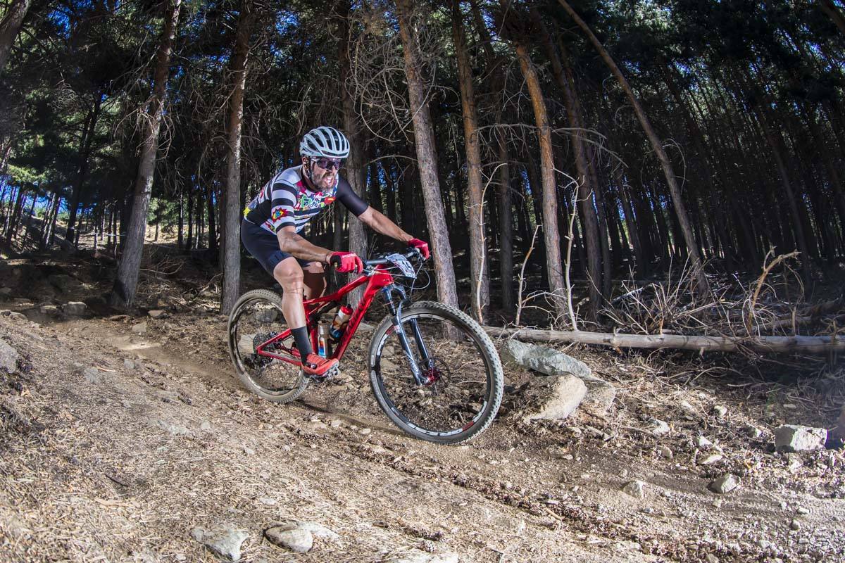Ciclistas de todas las provincias andaluzas probaron su habilidad con la bicicleta en las curvas, subidas y descensos del circuito de Sierra Nevada