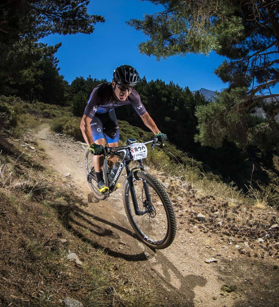Ciclistas de todas las provincias andaluzas probaron su habilidad con la bicicleta en las curvas, subidas y descensos del circuito de Sierra Nevada