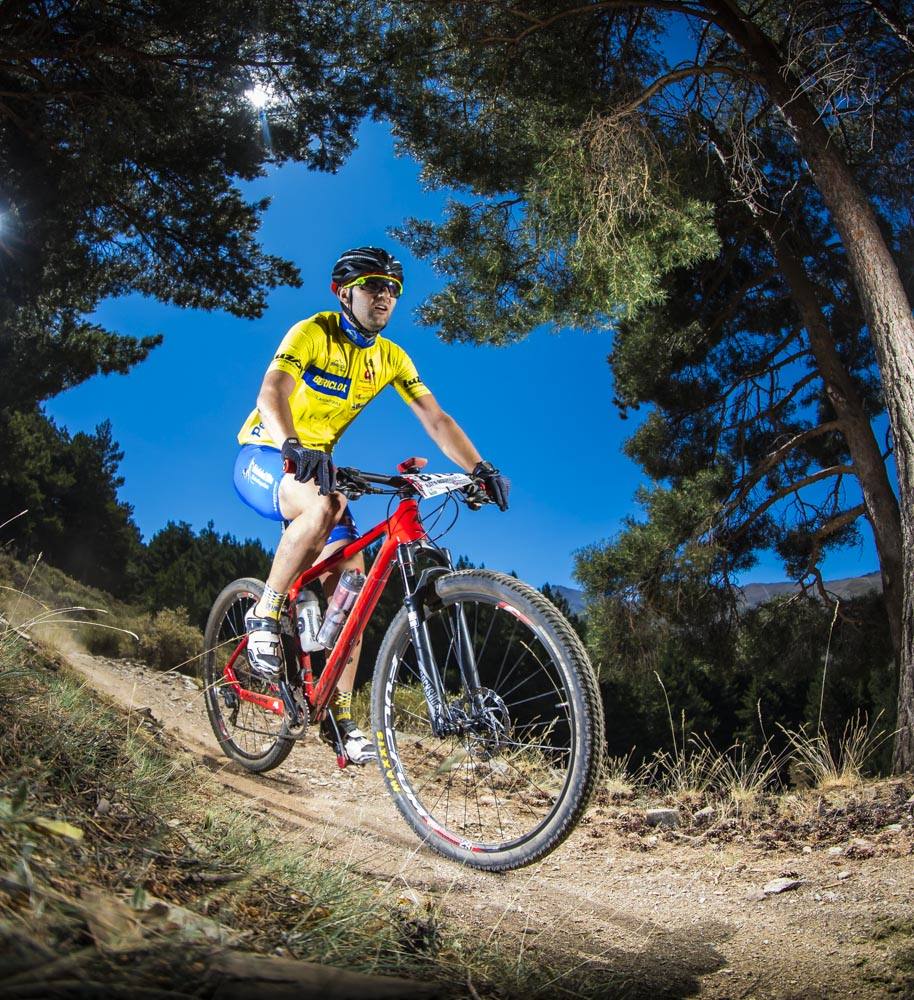 Ciclistas de todas las provincias andaluzas probaron su habilidad con la bicicleta en las curvas, subidas y descensos del circuito de Sierra Nevada