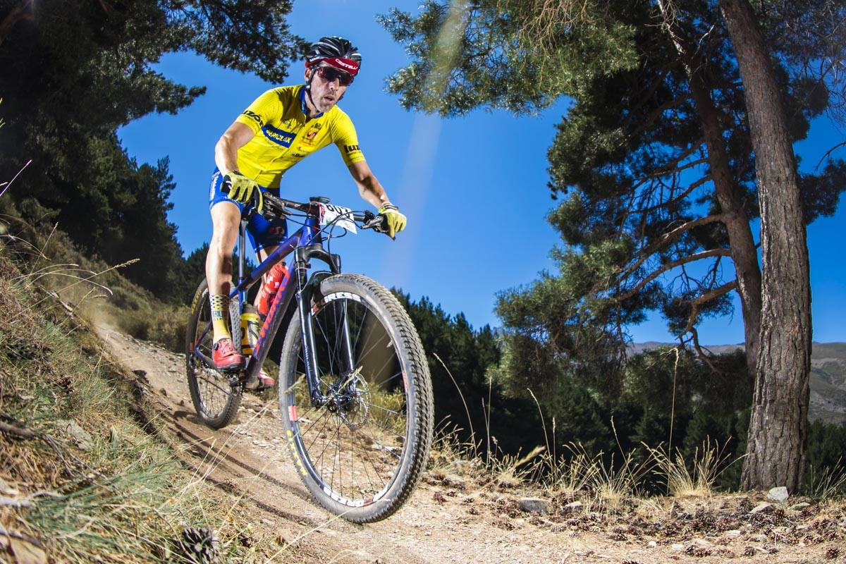 Ciclistas de todas las provincias andaluzas probaron su habilidad con la bicicleta en las curvas, subidas y descensos del circuito de Sierra Nevada