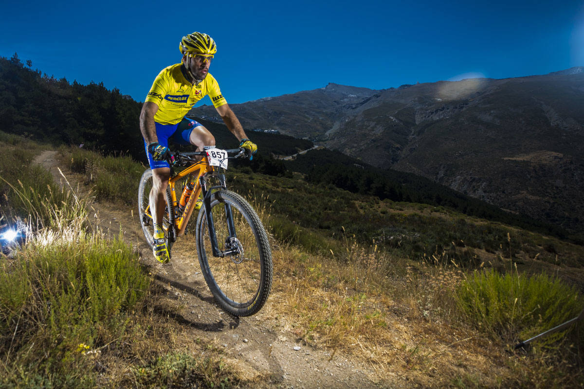 Ciclistas de todas las provincias andaluzas probaron su habilidad con la bicicleta en las curvas, subidas y descensos del circuito de Sierra Nevada