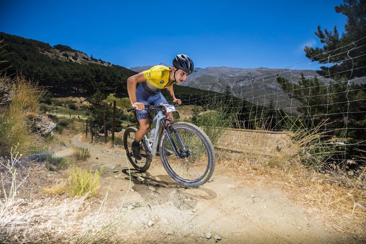 Ciclistas de todas las provincias andaluzas probaron su habilidad con la bicicleta en las curvas, subidas y descensos del circuito de Sierra Nevada