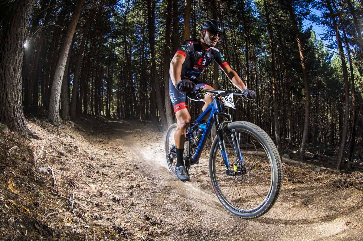 Ciclistas de todas las provincias andaluzas probaron su habilidad con la bicicleta en las curvas, subidas y descensos del circuito de Sierra Nevada