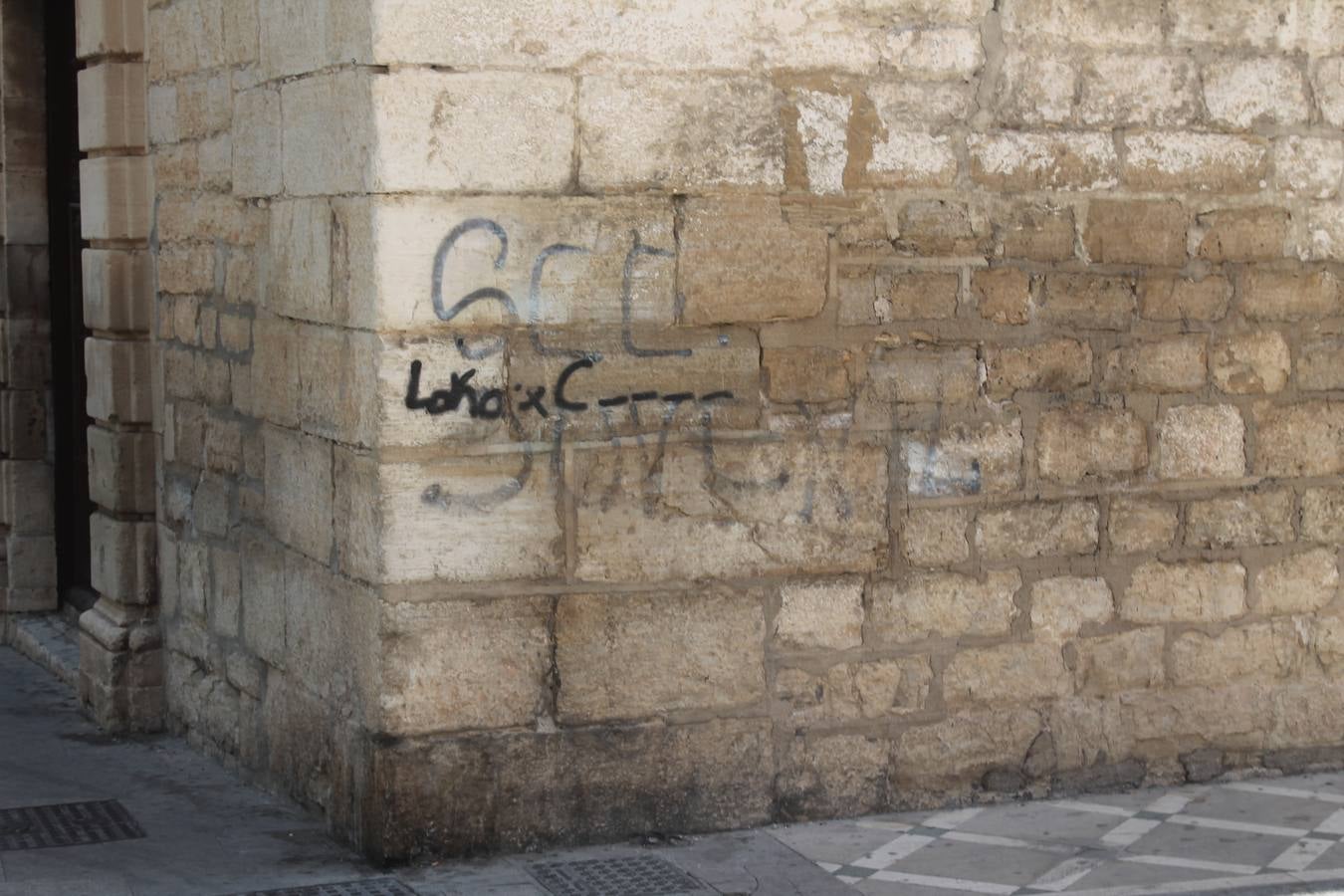 La capital sigue sufriendo de pintadas que ensucian la fachada de edificios y monumentos